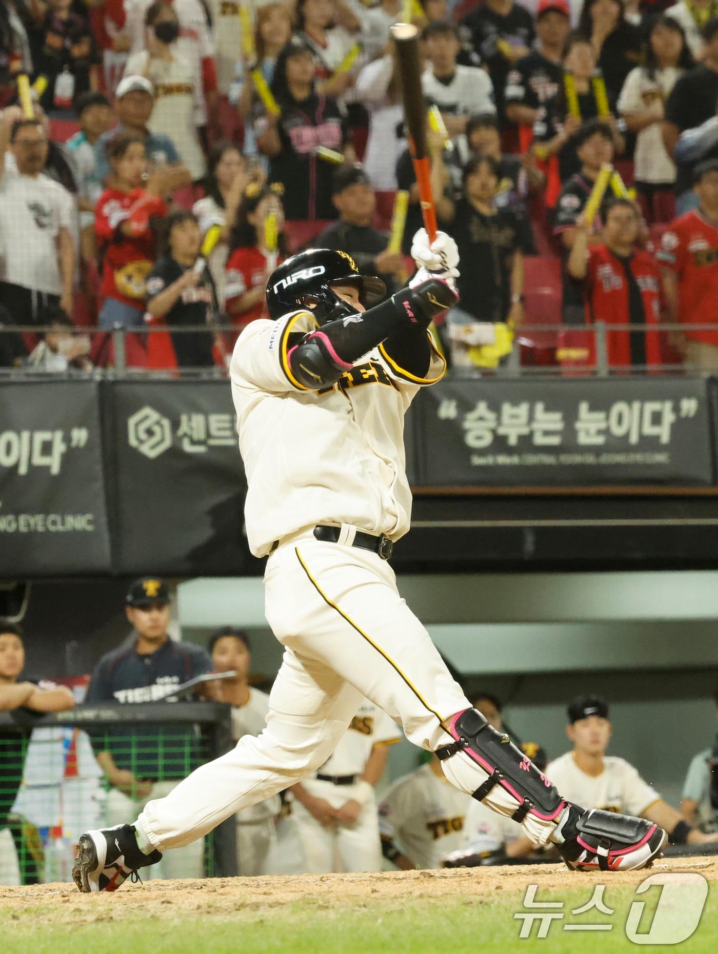 본문 이미지 - 4일 광주 챔피언스필드에서 열린 2026 신한 SOL KBO리그 기아 타이거즈와 KT위즈의 경기 8회말 기아가 1대2로 지고 있는 만루 상황에서 한준수가 우전 2루타를 치고 있다. 2026.9.4 ⓒ 뉴스1 김태성 기자