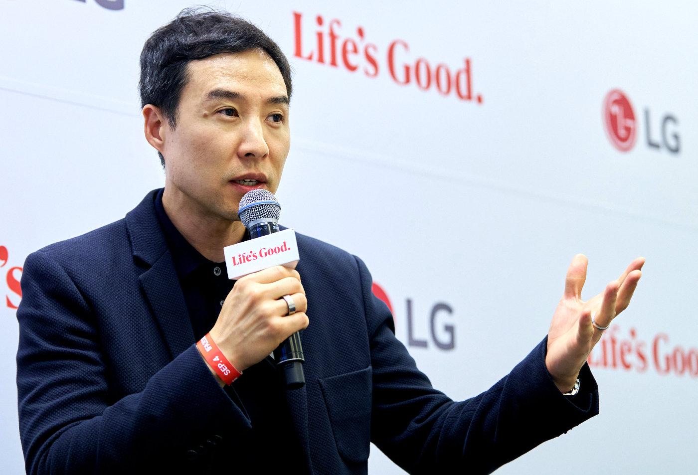 본문 이미지 - 노범준 LG전자 HS사업본부 AI홈솔루션사업개발담당 상무가 IFA 2026에서 AI 집사 '씽큐 클로'를 설명하고 있다.(LG전자 제공)/뉴스1