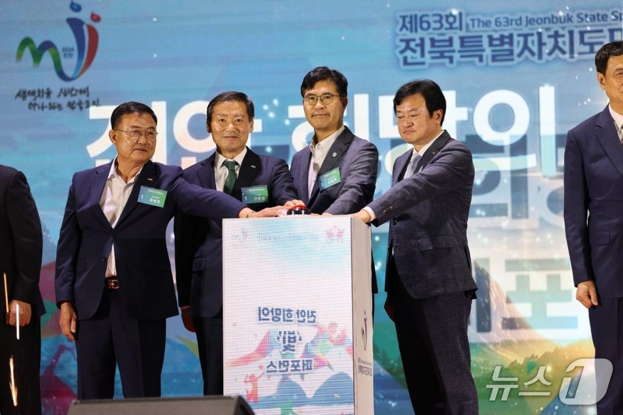 본문 이미지 -  4일 전북 진안군에서 열린 도민체전 개막식에서 정봉운 진안군체육회장, 전춘성 진안군수, 이원택 전북도지사, 정강선 전북체육회장(사진 왼쪽부터)이 개막을 선언하고 있다.(진안군제공, 재판매 및 DB금지)2026.9.5/뉴스1