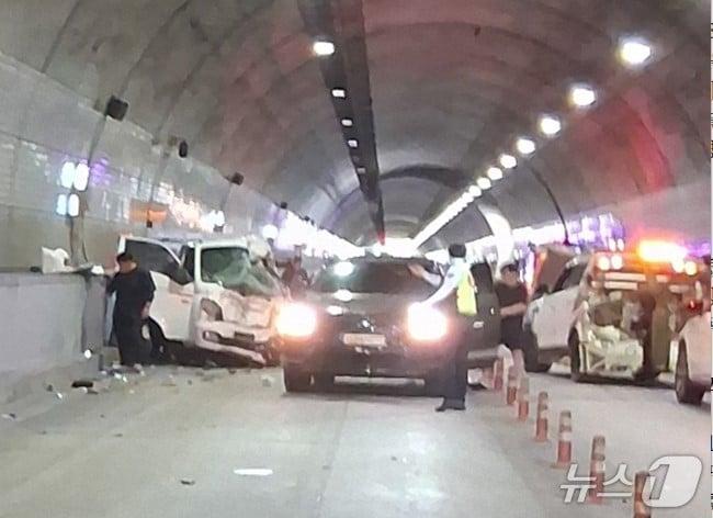 본문 이미지 - 지난 4일 오후 3시15분쯤 경북 봉화군 노루재터널에서 SUV 1대와 포터 화물차 2대가 잇따라 충돌해 2명이 중경상을 입었다. (경북소방본부 제공. 재판매 및 DB 금지)