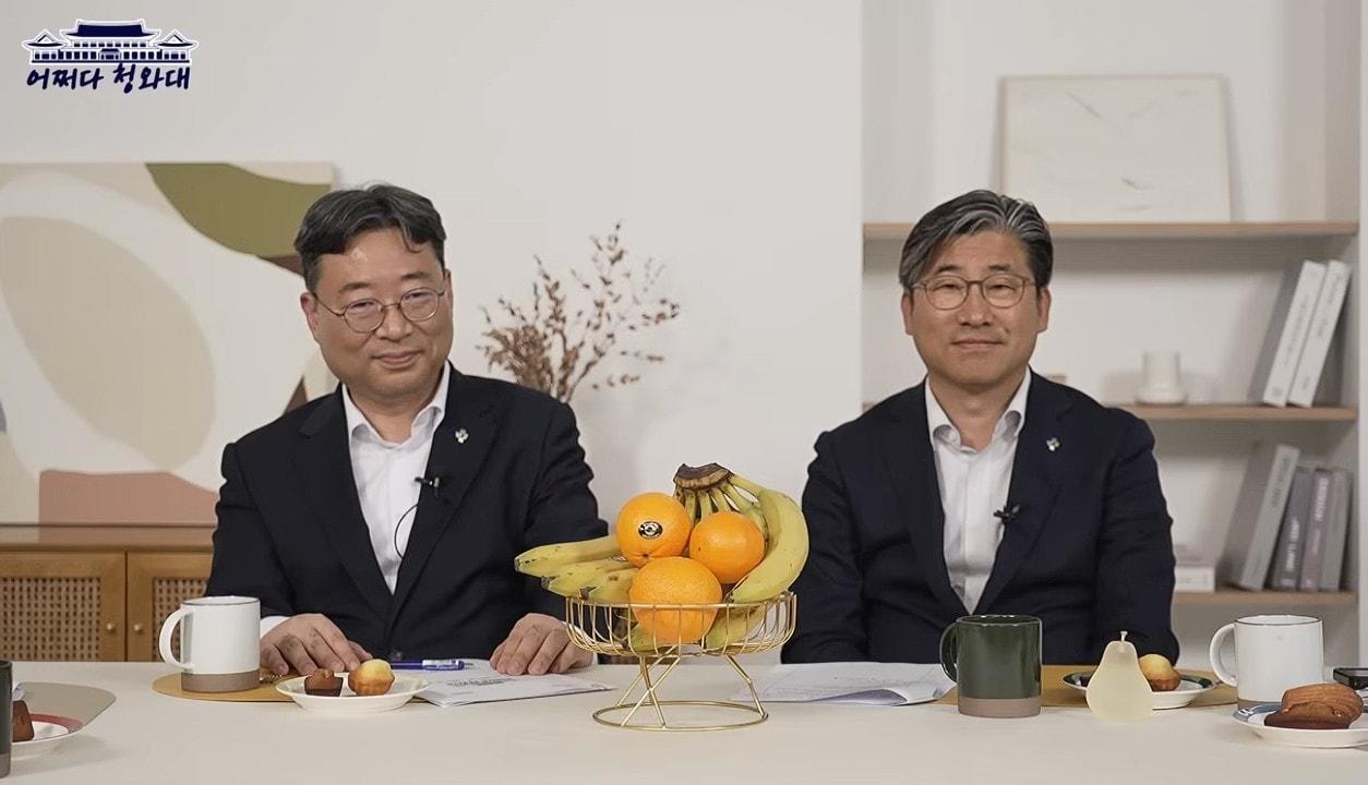 본문 이미지 - 청와대 하준경 경제성장수석(왼쪽)과 류덕현 재정기획보좌관(유튜브 '이재명tv' 갈무리)ⓒ 뉴스1