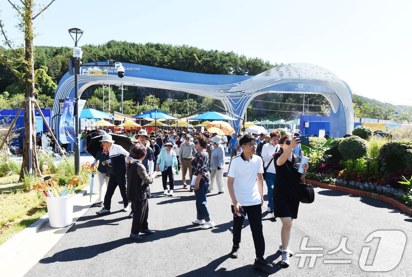본문 이미지 - 5일 오전 2026여수세계섬박람회가 공식 개장하면서 관람객들이 입장하고 있다. 2026.9.5 ⓒ 뉴스1 김성준 기자