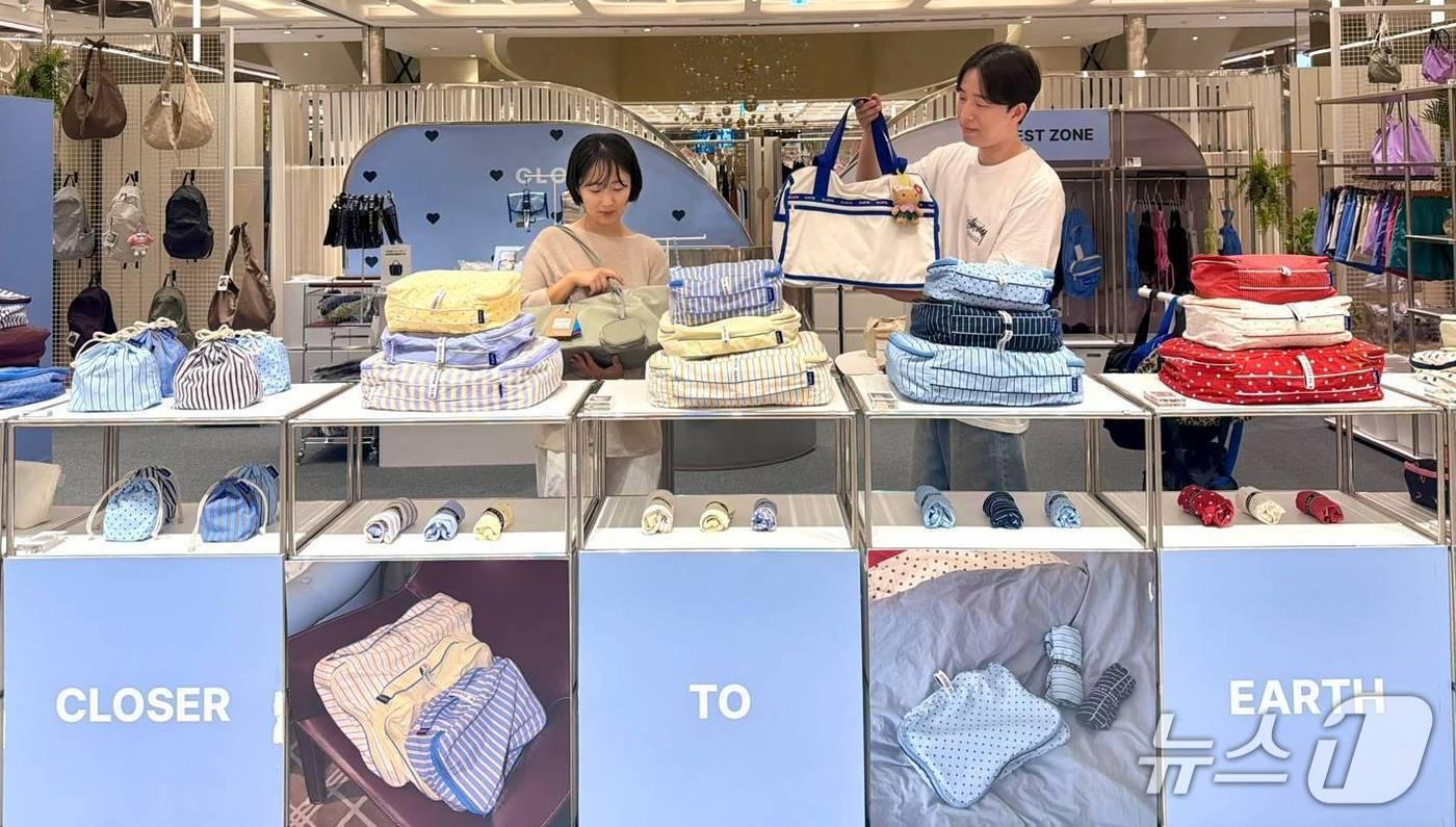 본문 이미지 - 오는 21일까지 신세계 센텀시티 백화점 4층에서 진행되는 '클로트' 팝업스토어를 찾은 고객들이 제품을 살펴보고 있는 모습 (신세계 센텀시티 제공. 재판매 및 DB금지)