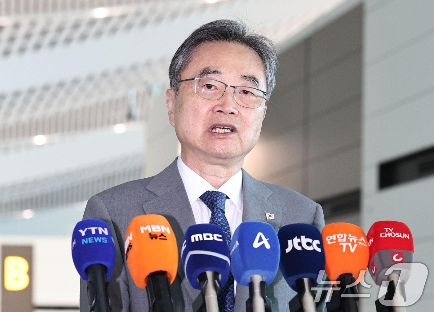 본문 이미지 - 조현 외교부 장관이 5일 인천국제공항 제2여객터미널에서 네팔로 출국하기에 앞서 인터뷰를 하고 있다. 조 장관은 현지에서 한국인 실종자 수색·구조 상황을 점검하고 대응 인력을 격려할 예정이다. 2026.9.5 ⓒ 뉴스1 이종수 기자