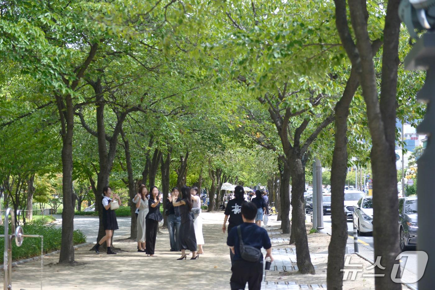 본문 이미지 - 9월 첫 토요일인 5일 오후 대구 수성구 수성못 일대에서 시민들이 선선한 바람을 맞으며 산책하고 있다. 2026.9.5 ⓒ 뉴스1 이성덕 기자