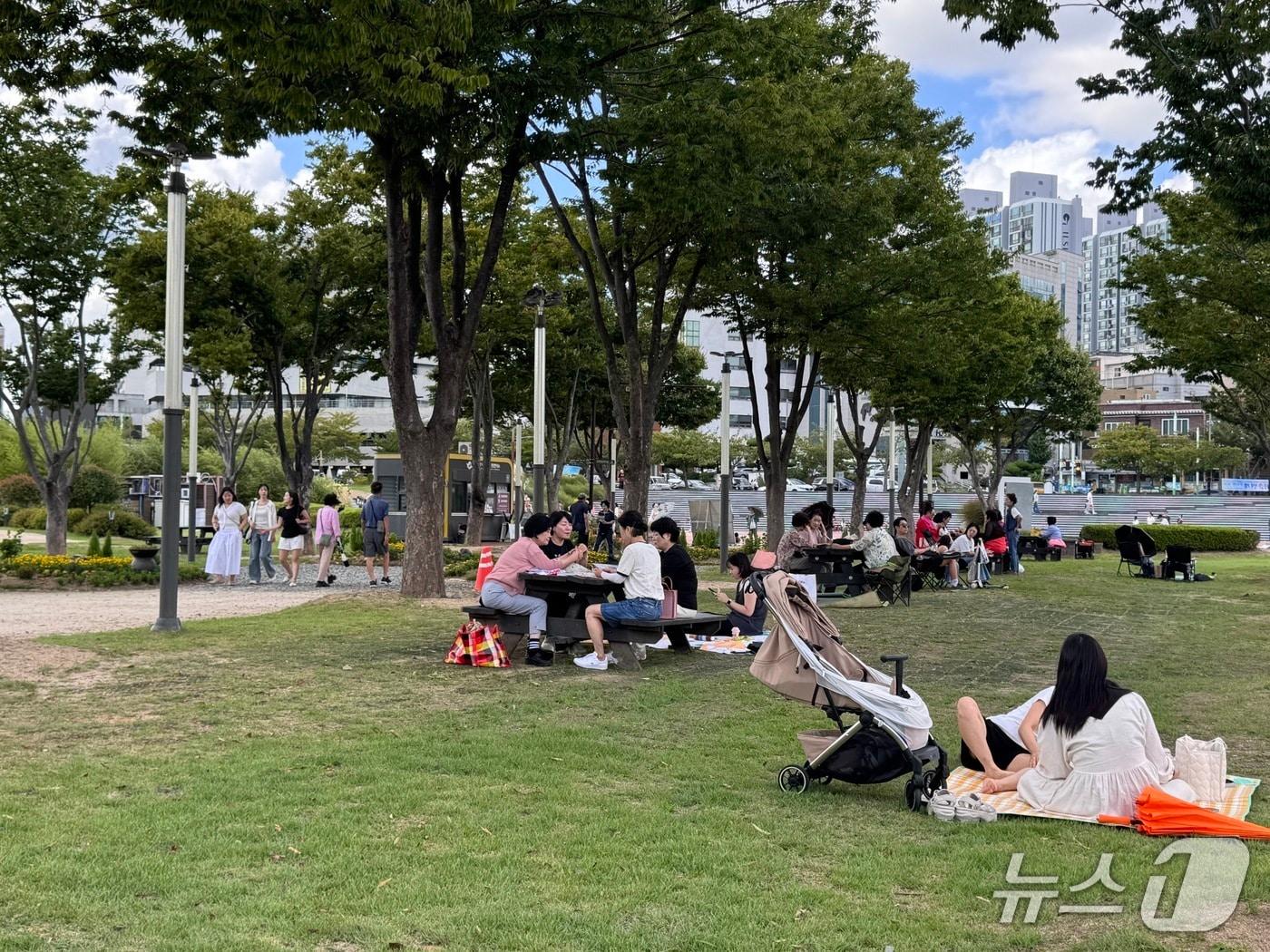 본문 이미지 - 5일 울산 중구 태화강 국가정원에 시민들이 돗자리를 펴고 나들이를 즐기고 있다.2026.09.05ⓒ 뉴스1 김세은 기자