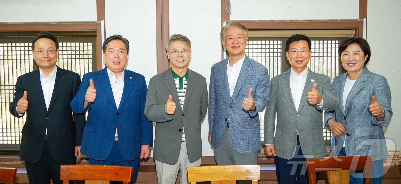 본문 이미지 - 민형배 전남광주통합특별시장이 5일 오전 서구에서 5개 자치구청장과 오찬 간담회를 열고 자치구 재정 강화 등 지역 현안 및 협력 방안을 논의 했다.(전남광주통합특별시 제공. 재판매 및 DB금지)2026.9.5