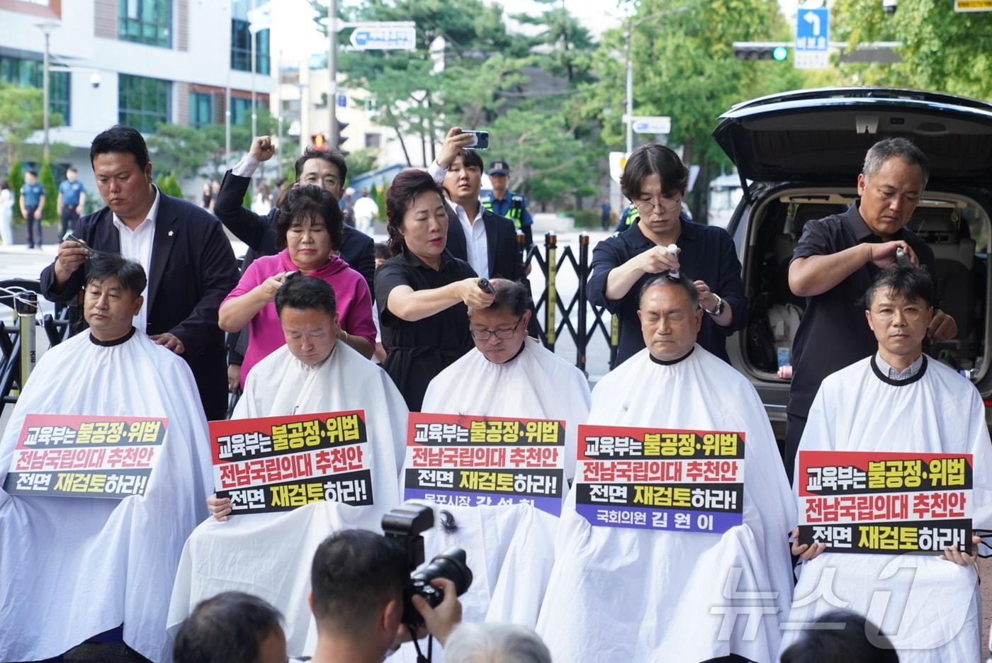 본문 이미지 - 5일 오후 서울 청와대 앞에서 김원이 의원과 강성휘 목포시장, 이형환 목포시의장, 목포대 교수 등 12명이 전남권 국립의대 신설 후보 대학 전면 재검토를 촉구하며 삭발을 하고 있다.(목포시 제공. 재판매 및 DB금지) 2026.9.5 /뉴스1