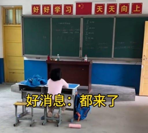 본문 이미지 - 중국 후난성 사오양시 우강 리산초등학교의 2학년 학생 마톈전이 홀로 교실에 앉아 수업을 받고 있다.(웨이보 캡처)