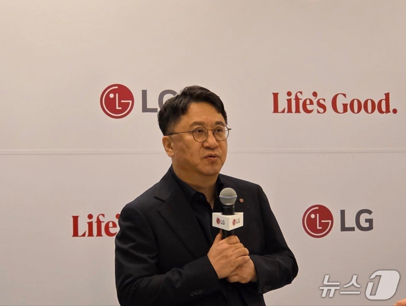 본문 이미지 - 백승태 LG전자 HS사업본부장이 5일(현지시간) 독일 베를린에서 열린 가전 전시회 'IFA 2026'에서 유럽 시장 사업 등에 대해 설명하고 있다. 2026. 9. 5/뉴스1 황진중 기자