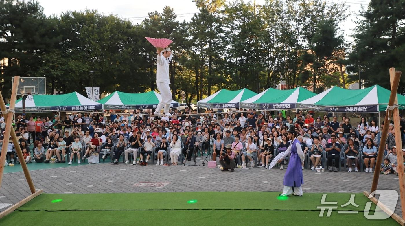 본문 이미지 - 5일 청주시 서원구 분평동 원마루공원 특설무대에서 열린 '2026 시민화합 백중놀이'에서 줄타기 공연이 열리고 있다.