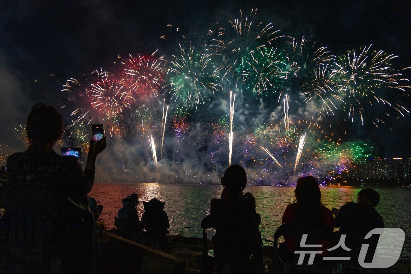 본문 이미지 - 5일 서울 여의도 한강공원에서 열린 '한화와 함께하는 서울세계불꽃축제 2026'에서 화려한 불꽃이 밤하늘을 수놓고 있다. 2026.9.5 ⓒ 뉴스1 안은나 기자