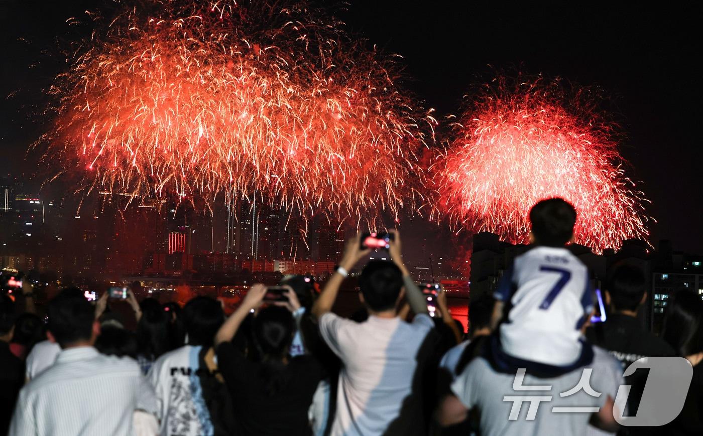 본문 이미지 - 5일 오후 서울 용산 이촌동 일대에서 바라본 ‘서울세계불꽃축제 2026’에서 형형색색의 불꽃이 밤하늘을 밝히고 있다. 2026.9.5 ⓒ 뉴스1 이종수 기자