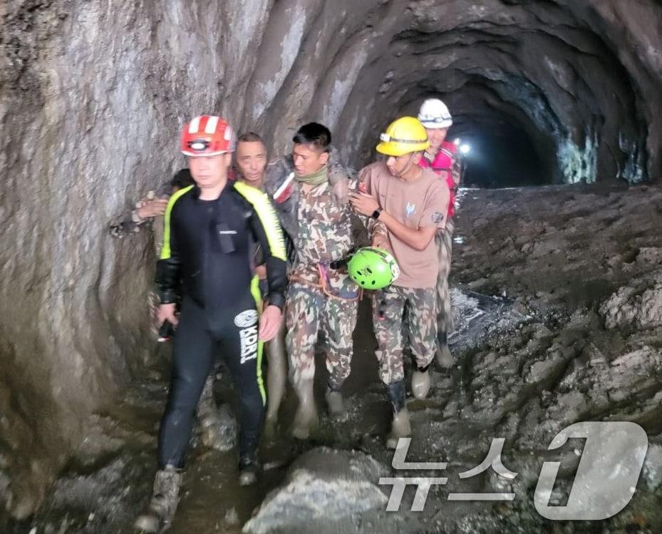 본문 이미지 - 네팔과 티베트 산악지대를 휩쓴 대홍수 발생 열흘째인 5일(현지시간) 네팔 라수와 지역 어퍼댐 인근 터널에서 네팔과 한국 합동구호대가 중국인 생존자 1명을 구조하고 있다. (외교부 제공. 재판매 및 DB 금지) 2026.9.5 ⓒ 뉴스1