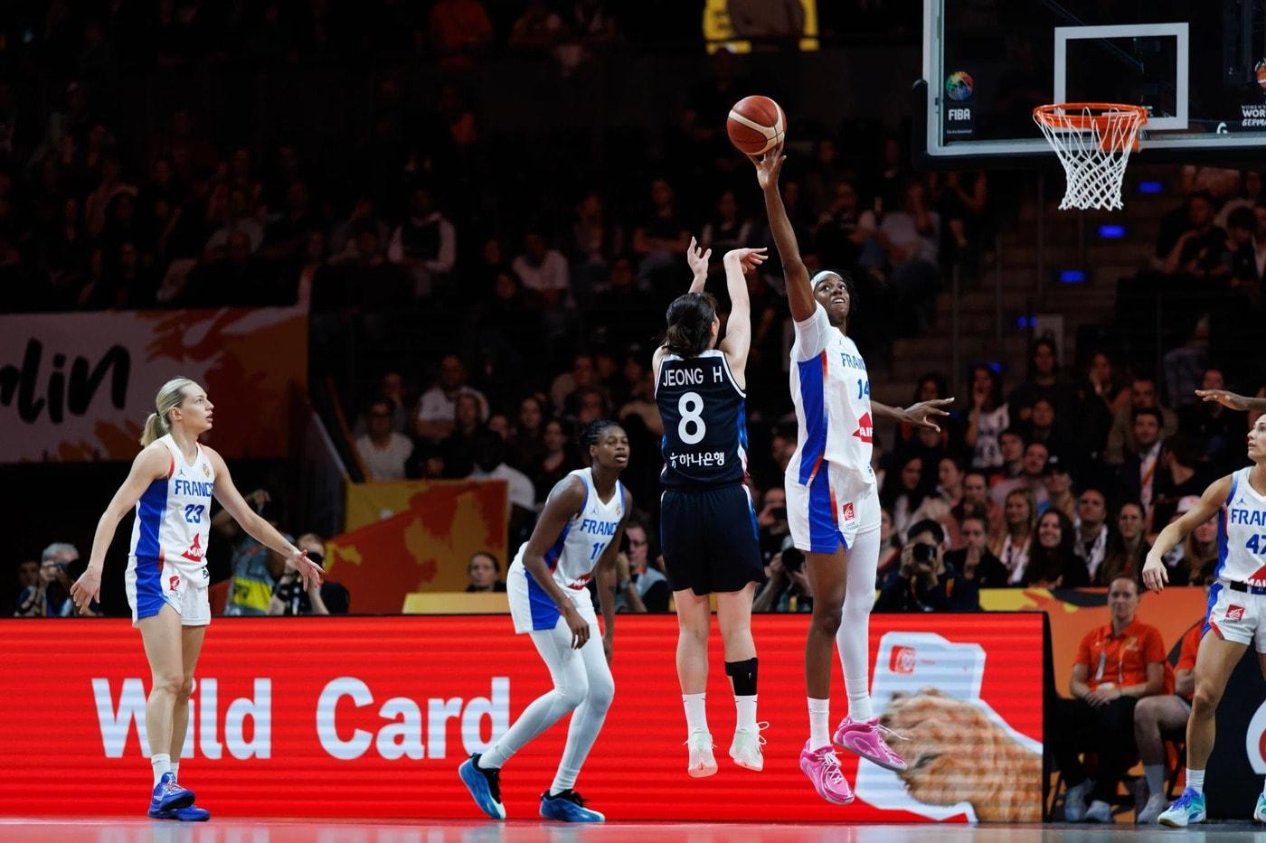 본문 이미지 - 한국은 6일(한국시간) 열린 2026 FIBA 여자농구 월드컵 조별리그 B조 2차전에서 프랑스에 69-95로 졌다. (FIBA 제공)