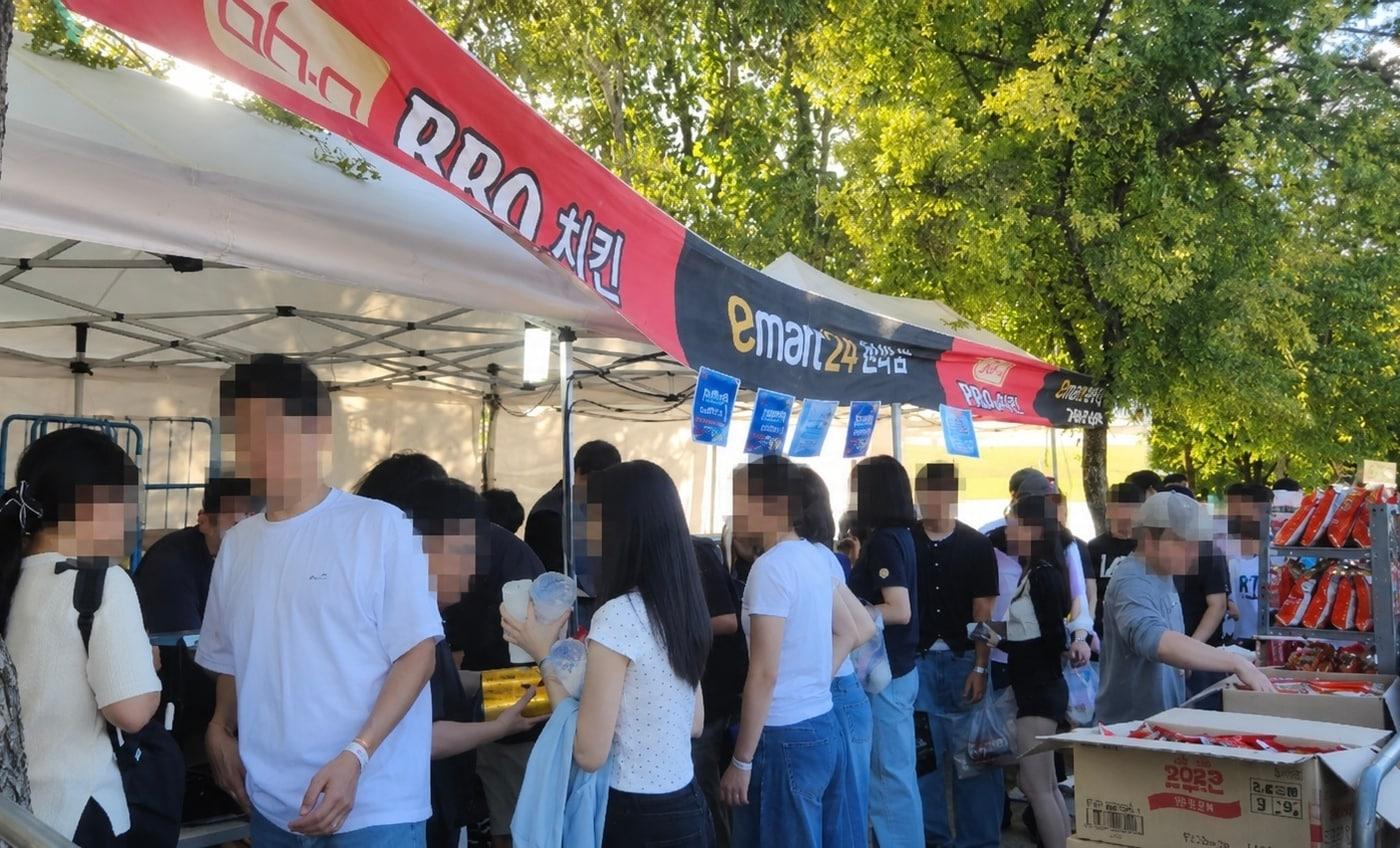 본문 이미지 - 이마트24 불꽃놀이 축제 임시매장(이마트24 제공)