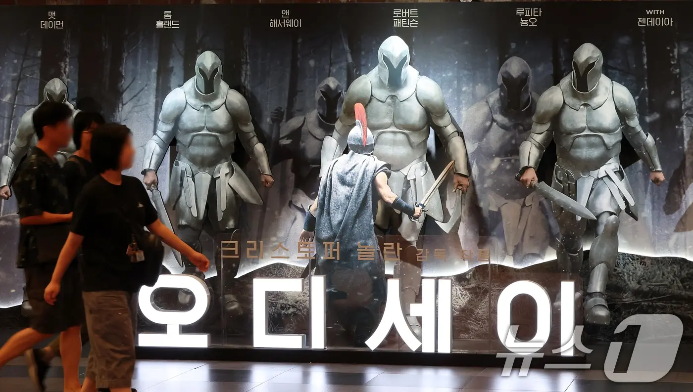 본문 이미지 - 6일 서울의 한 영화관에 영화 '오디세이' 홍보 조형물이 설치되어 있다. 이날 영화관입장권 통합전산망에 따르면 '오디세이' 누적 관객 수는 976만8259명으로, 곧 1000만 돌파를 앞두고 있다.  2026.9.6 ⓒ 뉴스1 김진환 기자