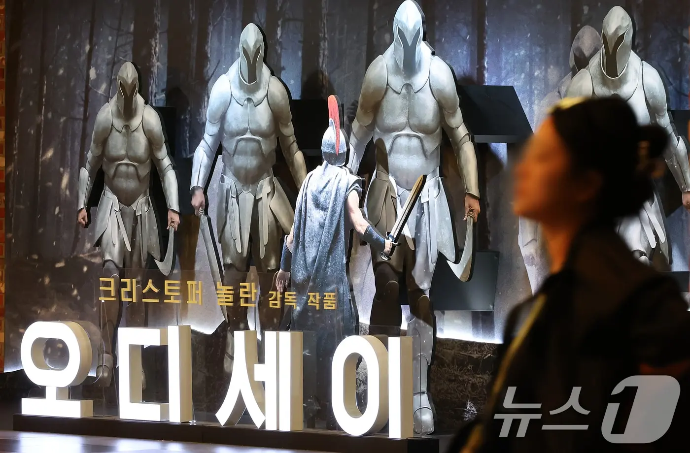 본문 이미지 - 서울의 한 영화관에 영화 '오디세이' 홍보 조형물이 설치돼 있는 모습. ⓒ 뉴스1 김진환 기자