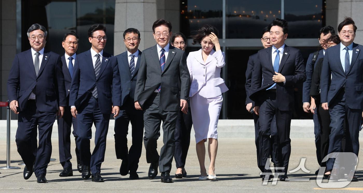 본문 이미지 - 프랑스를 국빈 방문하는 이재명 대통령과 김혜경 여사가 6일 경기 성남 서울공항에서 공군1호기로 이동하고 있다. ⓒ 뉴스1 이재명 기자