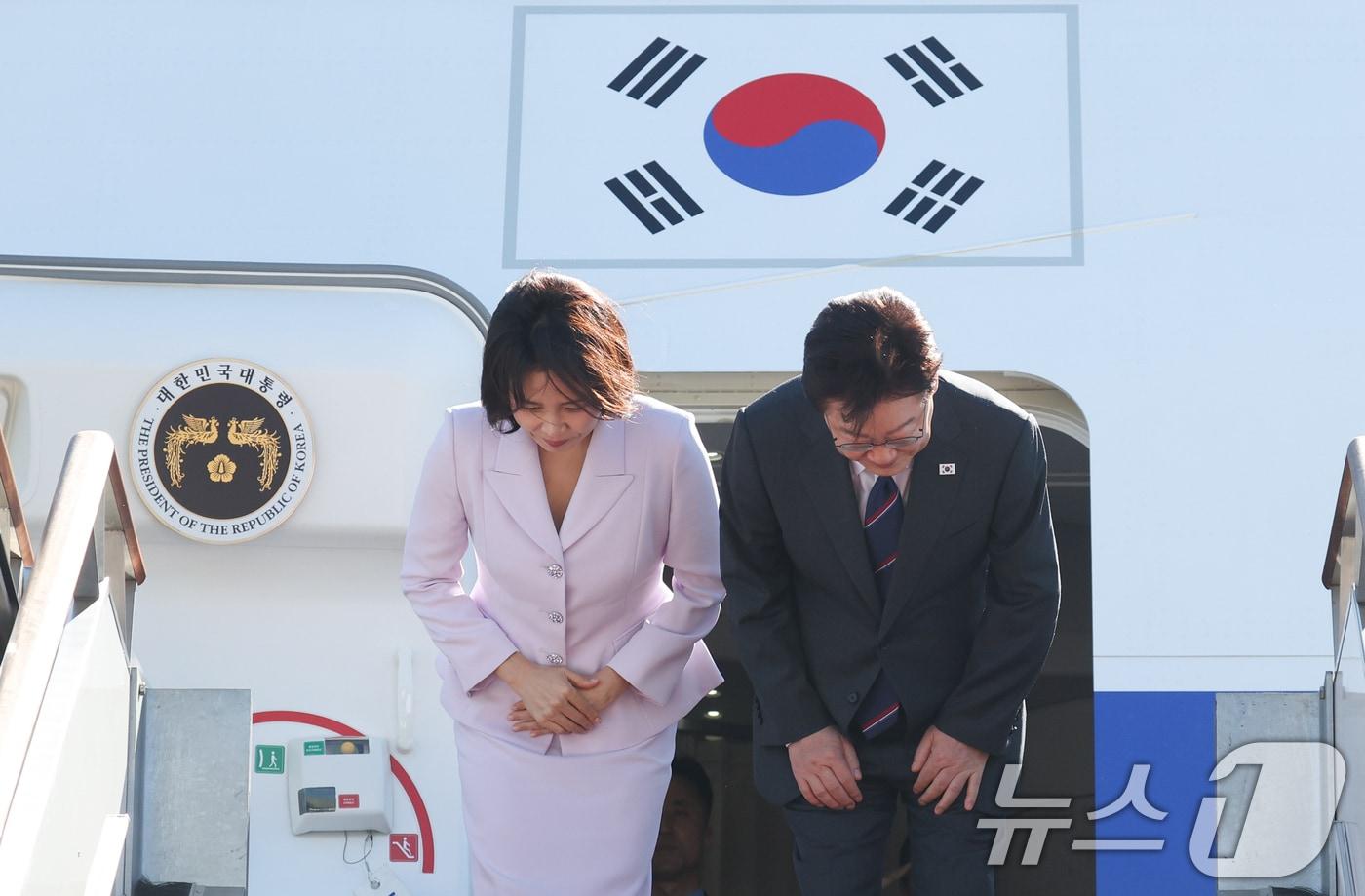 본문 이미지 - 프랑스를 국빈 방문하는 이재명 대통령과 김혜경 여사가 6일 경기 성남 서울공항을 통해 출국하며 인사하고 있다. 2026.9.6 ⓒ 뉴스1 이재명 기자