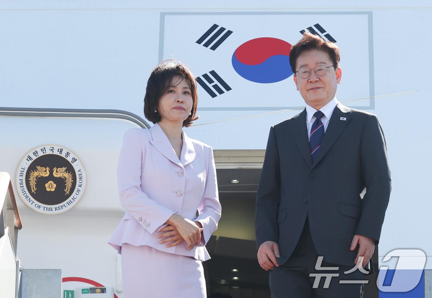 본문 이미지 - 프랑스를 국빈 방문하는 이재명 대통령과 김혜경 여사가 6일 경기 성남 서울공항에서 공군1호기에 오르고 있다. 2026.9.6 ⓒ 뉴스1 이재명 기자