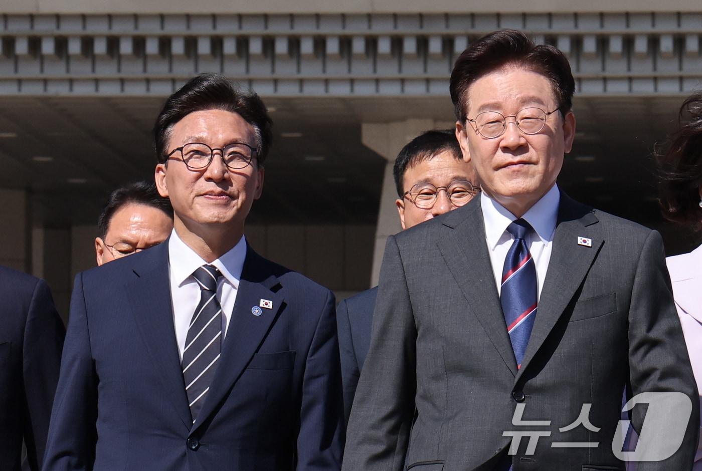본문 이미지 - 프랑스를 국빈 방문하는 이재명 대통령이 6일 경기 성남 서울공항에서 김민석 더불어민주당 대표와 공군 1호기로 이동하고 있다. 2026.9.6 ⓒ 뉴스1 이재명 기자