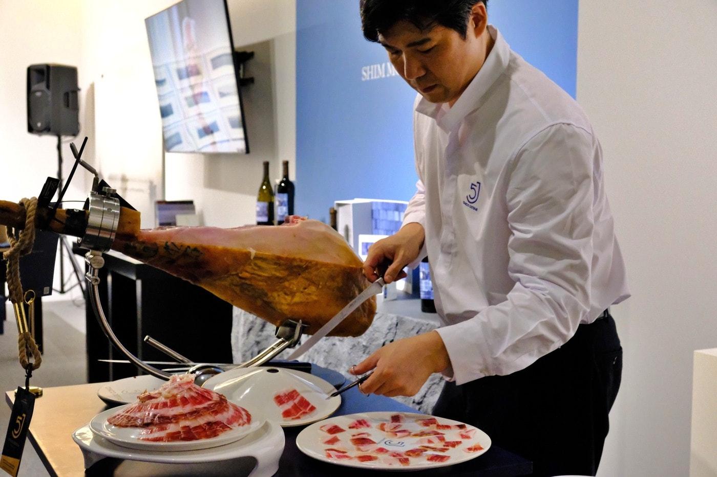 본문 이미지 - 서울 송파구에 위치한 롯데백화점 잠실점에서 전문 카버가 하몽 카빙 서비스를 선보이고 있다.(롯데백화점 제공)