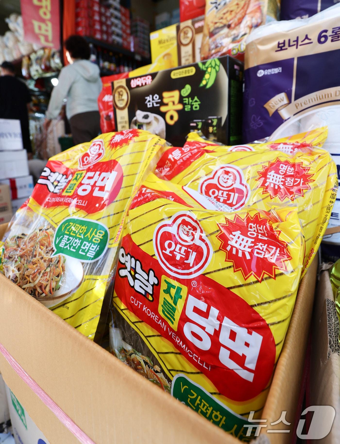 본문 이미지 - 추석 명절을 앞둔 6일 서울 동대문구 청량리종합시장에서 시민들이 제수용품을 구매하고 있다. 이날 국가데이터처 국가통계포털(KOSIS)에 따르면 배는 전년 동월보다 8.4%, 조기는 8.5% 상승하고 달걀, 국산소고기, 나물, 당면 등 차례상 주요 품목이 상승세를 보이며 추석 장바구니 부담이 커지고 있다. 2026.9.6 ⓒ 뉴스1 최지환 기자
