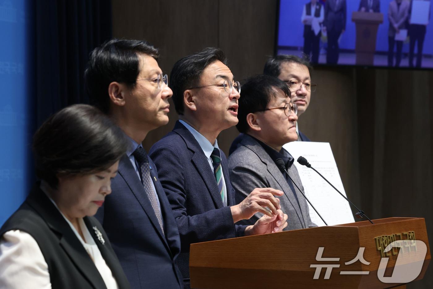 본문 이미지 - 조국혁신당 신장식 대표와 의원들이 6일 오전 서울 여의도 국회 소통관에서 정부가 입법 예고한 '공소청과 그 소속기관 직제' 제정안, '검사정원법 시행령' 개정안을 규탄하는 기자회견을 하고 있다. 2026.9.6 ⓒ 뉴스1 황기선 기자