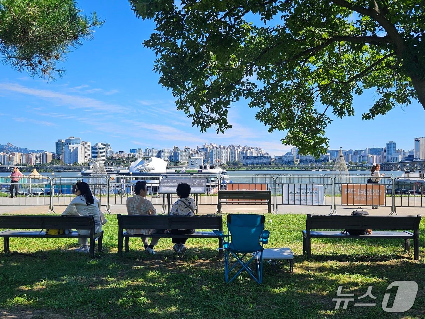 본문 이미지 - 6일 오전 서울 영등포구 여의도 한강공원의 나무 그늘 아래서 바람을 맞고 있는 시민들. 2026.9.6 ⓒ 뉴스1 유채연 기자