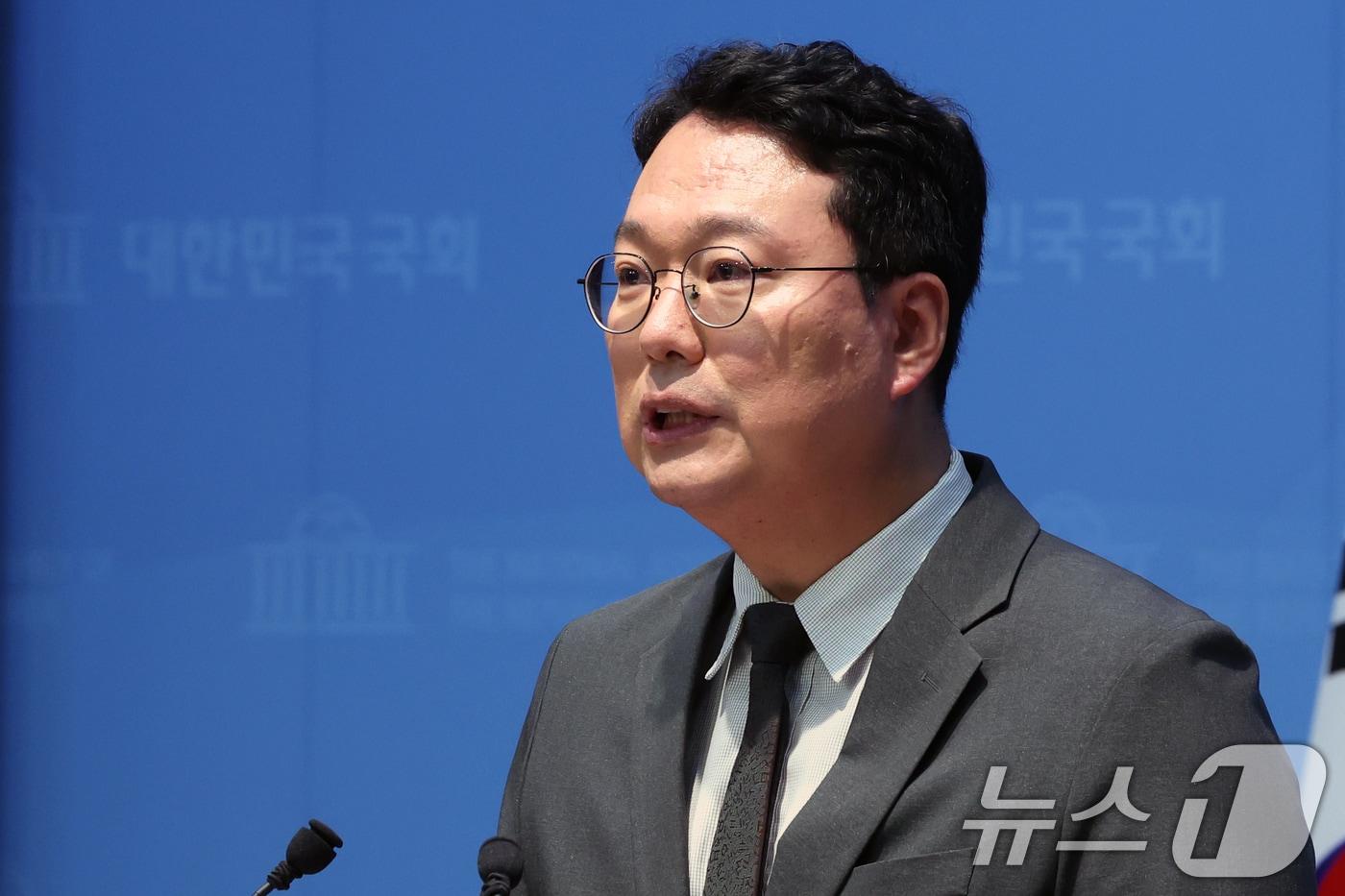 본문 이미지 - 천하람 개혁신당 당대표 권한대행 겸 원내대표가 6일 오전 서울 여의도 국회 소통관에서 강신철 국방부 장관 후보자 인사청문 관련 기자회견을 하고 있다. 2026.9.6 ⓒ 뉴스1 황기선 기자