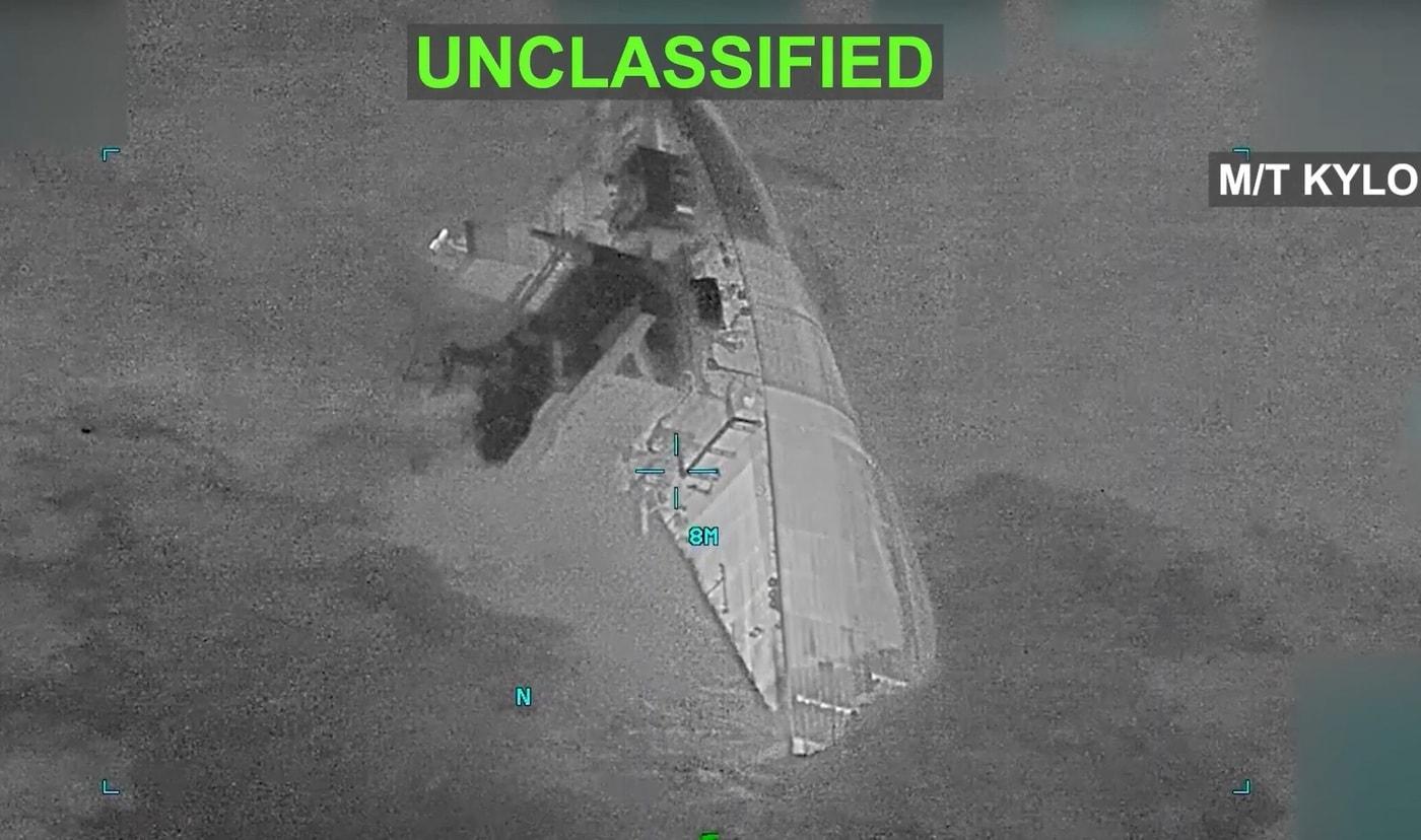 본문 이미지 - 미 중부사령부(CENTCOM) 가 5일(현지시간) 공개한 이란 유조선 격침 장면 영상 캡처/CENTCOM X 계정
