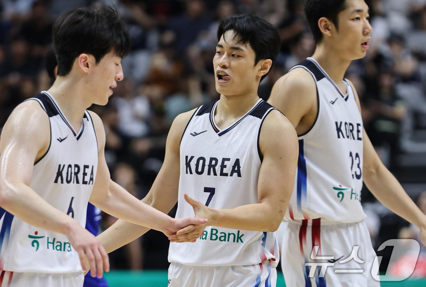 본문 이미지 - 6일 경기도 수원시 KT소닉붐아레나에서 열린 남자농구 국가대표 평가전 대한민국과 필리핀의 경기, 대한민국 유기상이 3점슛을 성공시킨 후 동료들과 기쁨을 나누고 있다. 2026.9.6 ⓒ 뉴스1 김도우 기자
