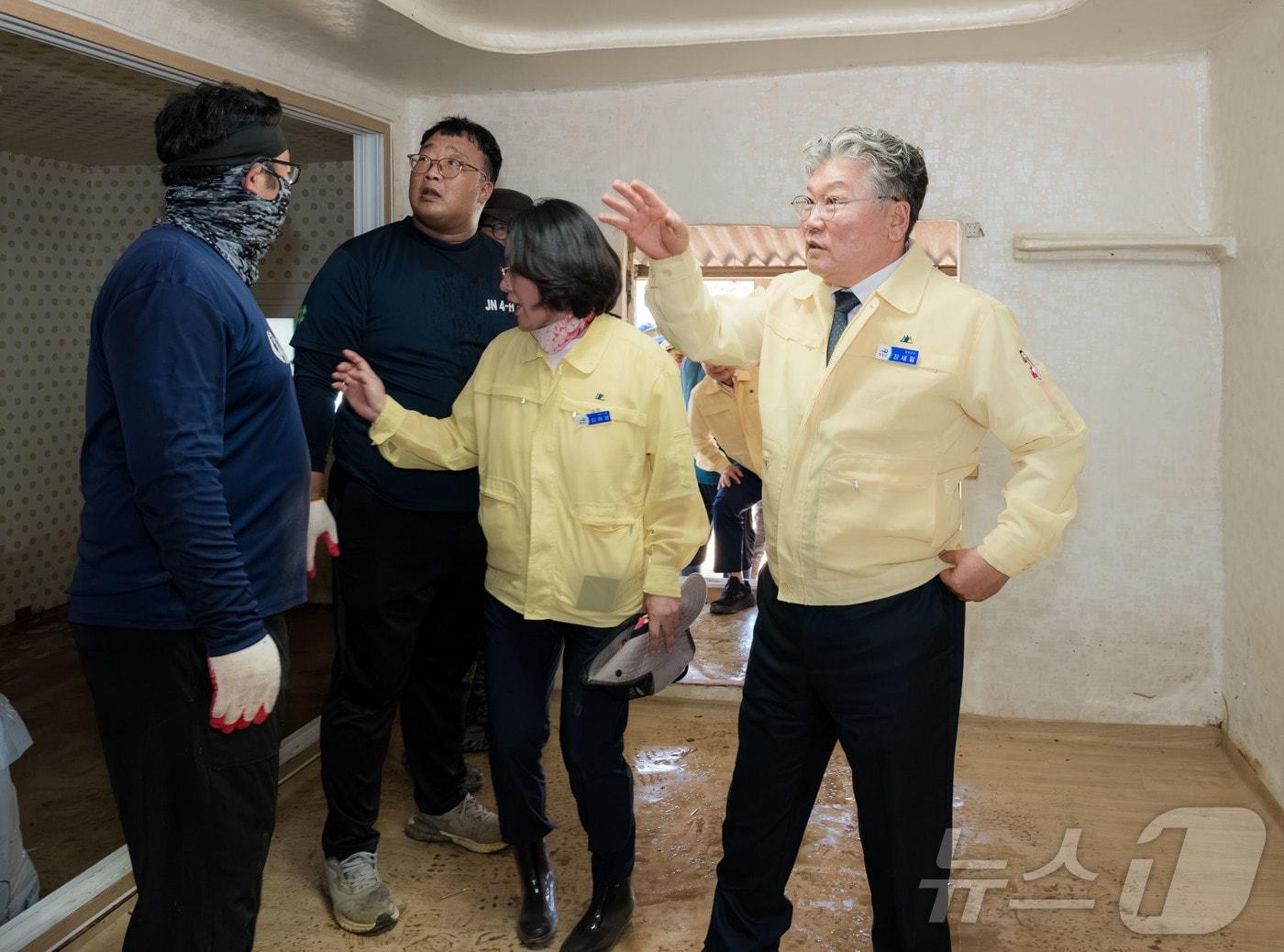 본문 이미지 - 장세일 전남광주통합특별시 영광군수가 수해 피해 지역을 찾아 피해 현장을 살피고 있다.(영광군 제공. 재배포 및 DB 금지)