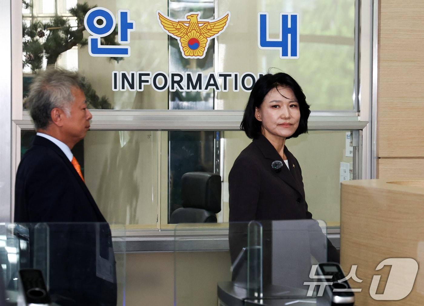 본문 이미지 - 이진숙 국민의힘 의원이 6일 오후 서울 영등포구 영등포경찰서에서 김민석 더불어민주당 대표 모욕 혐의 고소 사건과 관련해 고소인 조사에 출석하고 있다. 2026.9.6 ⓒ 뉴스1 최지환 기자