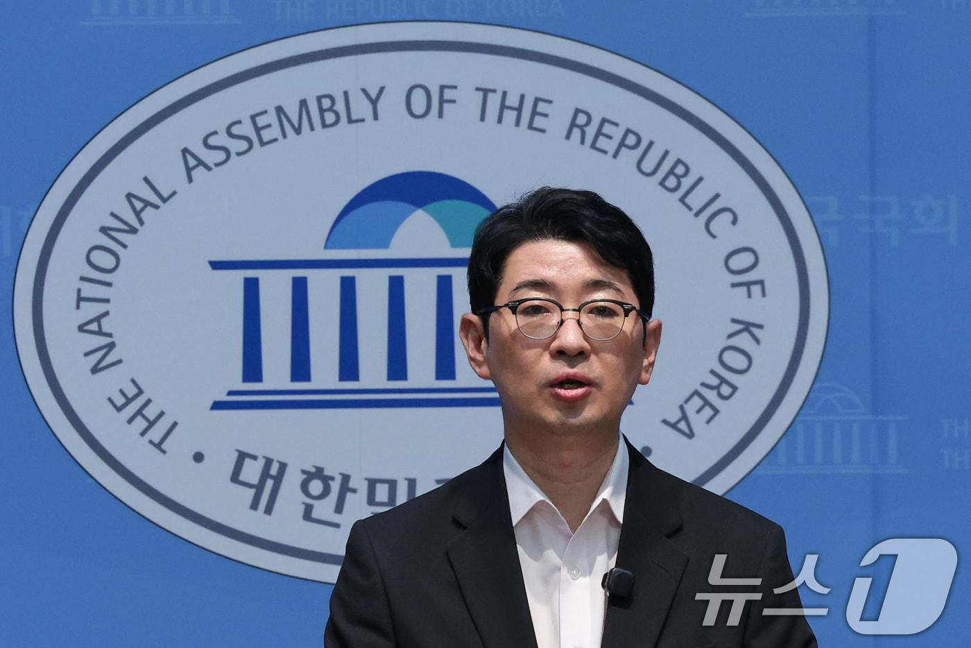 본문 이미지 - 주진우 국민의힘 의원이 6일 오후 서울 여의도 국회 소통관에서 김승원 법무부 장관 후보자 인사청문 관련 기자회견을 하고 있다.  2026.9.6 ⓒ 뉴스1 황기선 기자