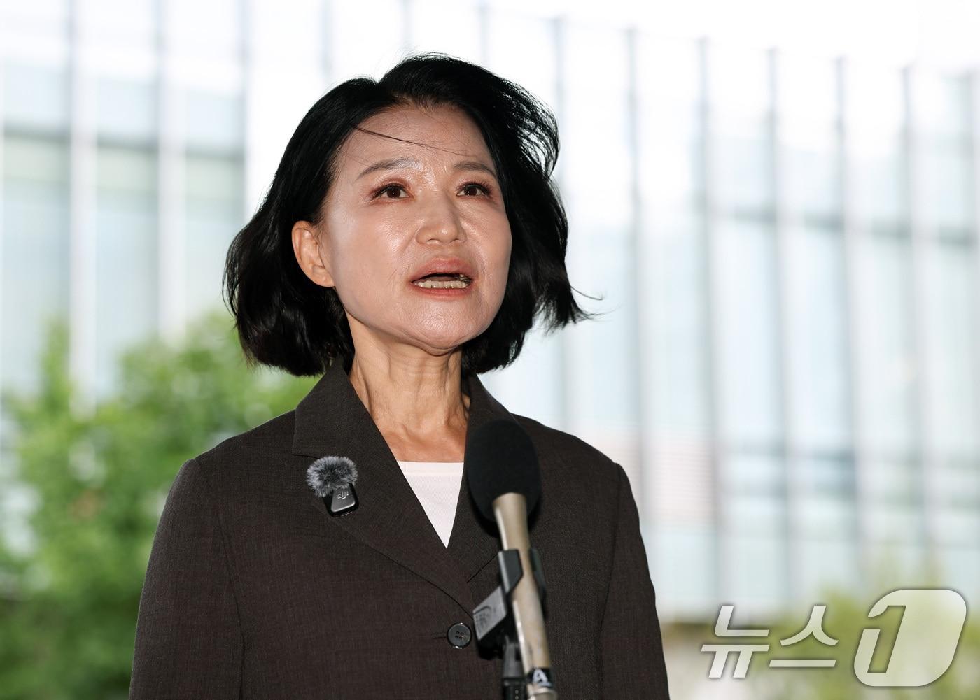 본문 이미지 - 이진숙 국민의힘 의원이 6일 오후 서울 영등포구 영등포경찰서에서 김민석 더불어민주당 대표 모욕 혐의 고소 사건과 관련해 고소인 조사에 출석하며 입장을 밝히고 있다. 2026.9.6 ⓒ 뉴스1 최지환 기자