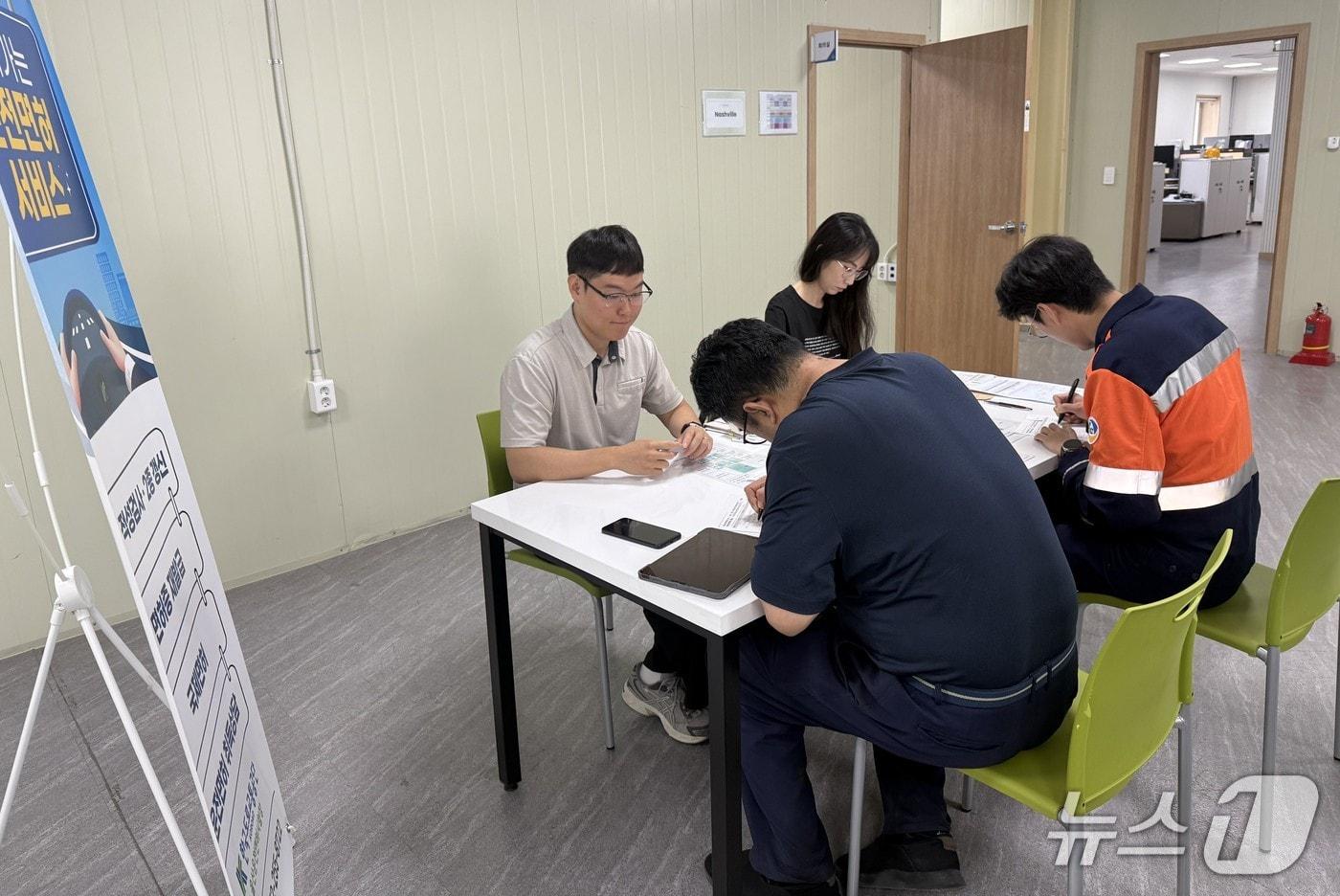 본문 이미지 -  고려아연 온산제련소가 울산운전면허시험장과 함께 올해 두 번째 '찾아가는 이동민원 서비스'를 운영했다.(사진제공=고려아연)