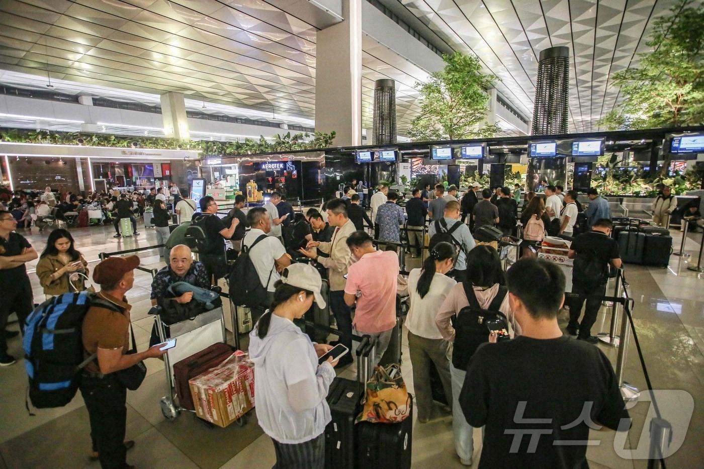 본문 이미지 - 6일(현지시간) 인도네시아 수카르노 하타 국제공항 운영이 아낙 크라카타우 화산 폭발로 중단되면서 발이 묶인 승객들이 대기하고 있다. 2026.09.06. ⓒ AFP=뉴스1