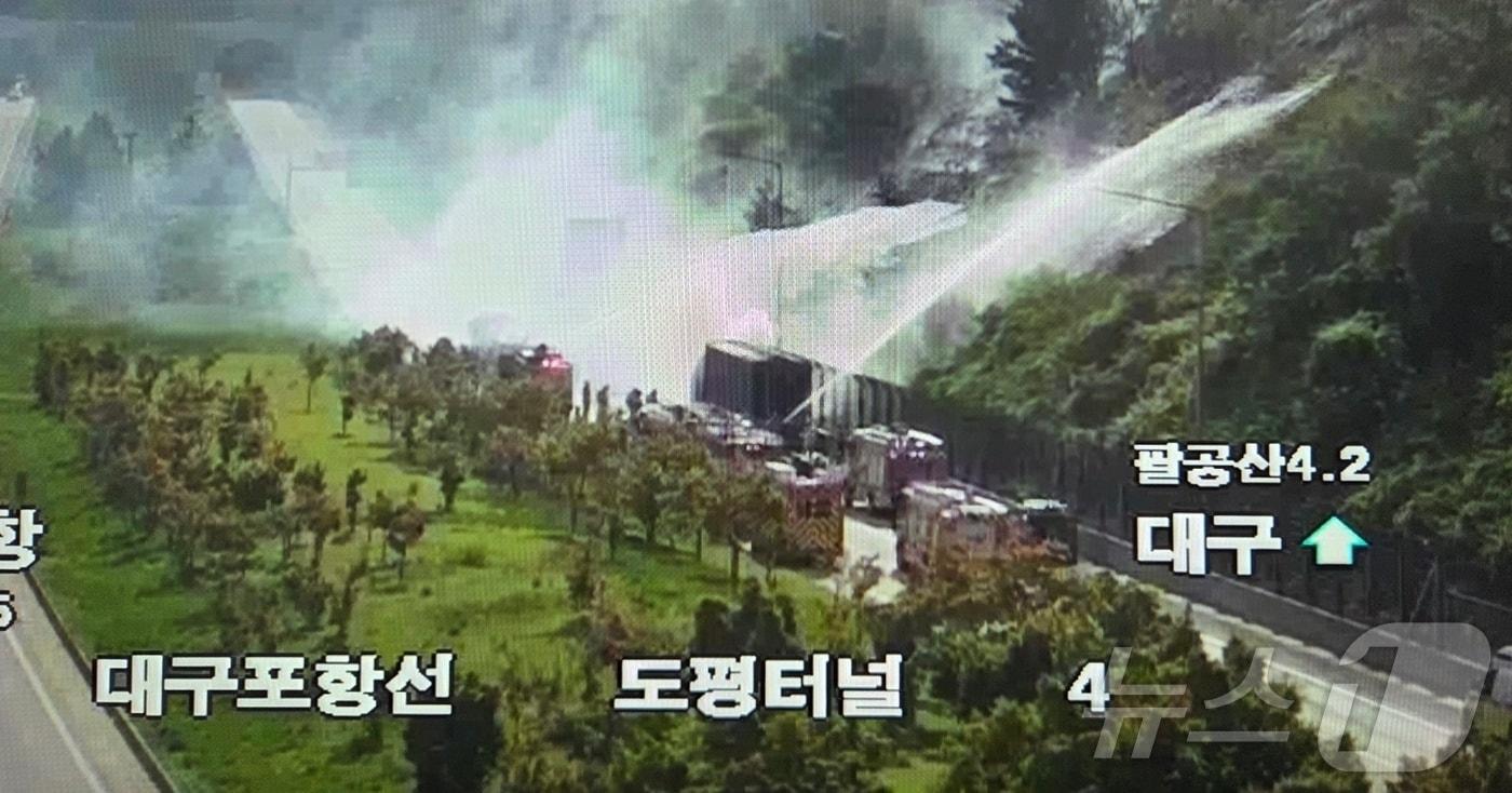 본문 이미지 - 6일 오후 3시 41분쯤 대구 동구 도동 대구포항고속도로 대구 방향 도평터널 앞에서 5톤 윙바디 화물차에 난 불이 야산으로 번지자 소방 당국이 헬기 2대 등을 투입, 진화하고 있다.(대구소방본부 제공,재판매 및 DB 금지) ⓒ 뉴스1 이재춘 기자