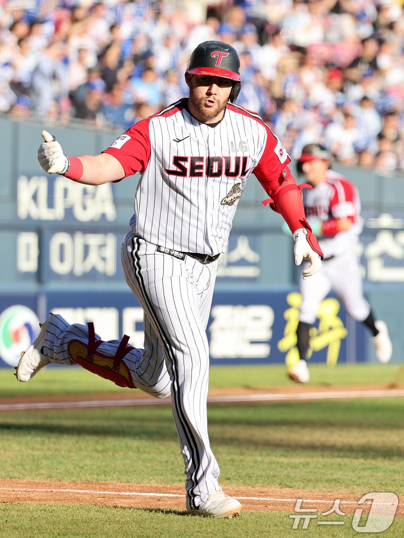 본문 이미지 - 6일 오후 서울 송파구 잠실야구장에서 열린 프로야구 '2026 신한은행 SOL KBO리그' 삼성 라이온즈와 LG 트윈스의 경기, LG 오스틴이 1회말 무사 1,3루 상황에서 적시타를 친 뒤 환호하며 1루로 향하고 있다. 2026.9.6 ⓒ 뉴스1 김진환 기자