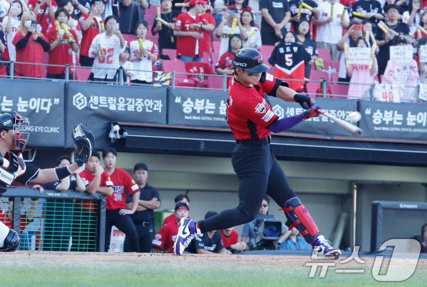 본문 이미지 - 6일 광주 챔피언스필드에서 열린 2026 신한 SOL KBO리그 KIA 타이거즈와 KT위즈의 경기에서 1회말 원아웃에 KIA 김도영이 좌전안타를 치고있다. 2026.9.6 ⓒ 뉴스1 김태성 기자