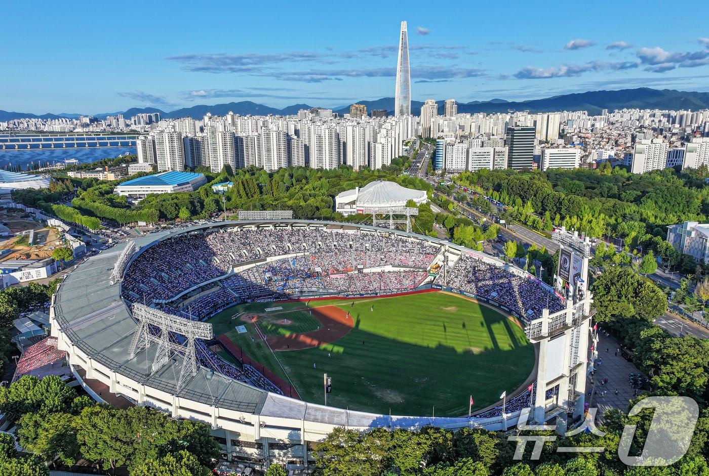 본문 이미지 - 6일 오후 서울 송파구 잠실야구장에서 열린 프로야구 '2026 신한은행 SOL KBO리그' 삼성 라이온즈와 LG 트윈스의 경기, 양 팀 응원단이 열띤 응원을 펼치고 있다. 2026.9.6 ⓒ 뉴스1 김진환 기자