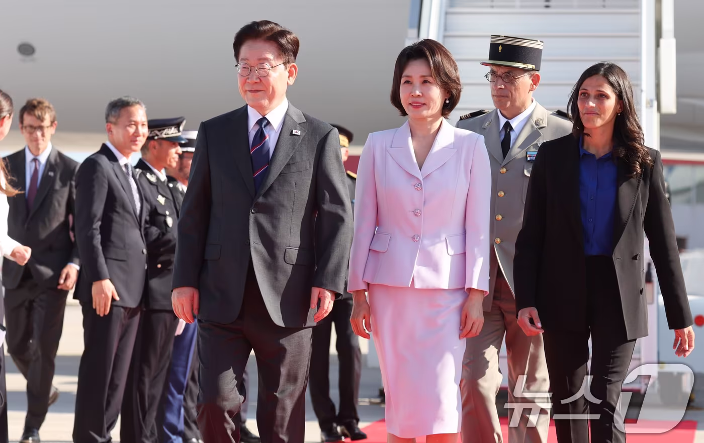 본문 이미지 - 프랑스를 국빈 방문 중인 이재명 대통령과 김혜경 여사가 6일(현지시간) 프랑스 니스 코트다쥐르 공항에 도착한 공군 1호기에서 내려 이동하고 있다. 2026.9.7 ⓒ 뉴스1 이재명 기자
