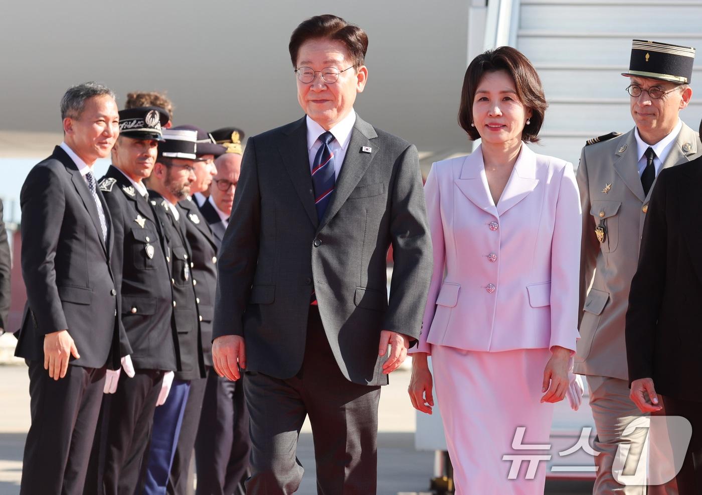 본문 이미지 - 프랑스를 국빈 방문 중인 이재명 대통령과 김혜경 여사가 6일(현지시간) 프랑스 니스 코트다쥐르 공항에 도착한 공군 1호기에서 내려 이동하고 있다. 2026.9.7 ⓒ 뉴스1 이재명 기자