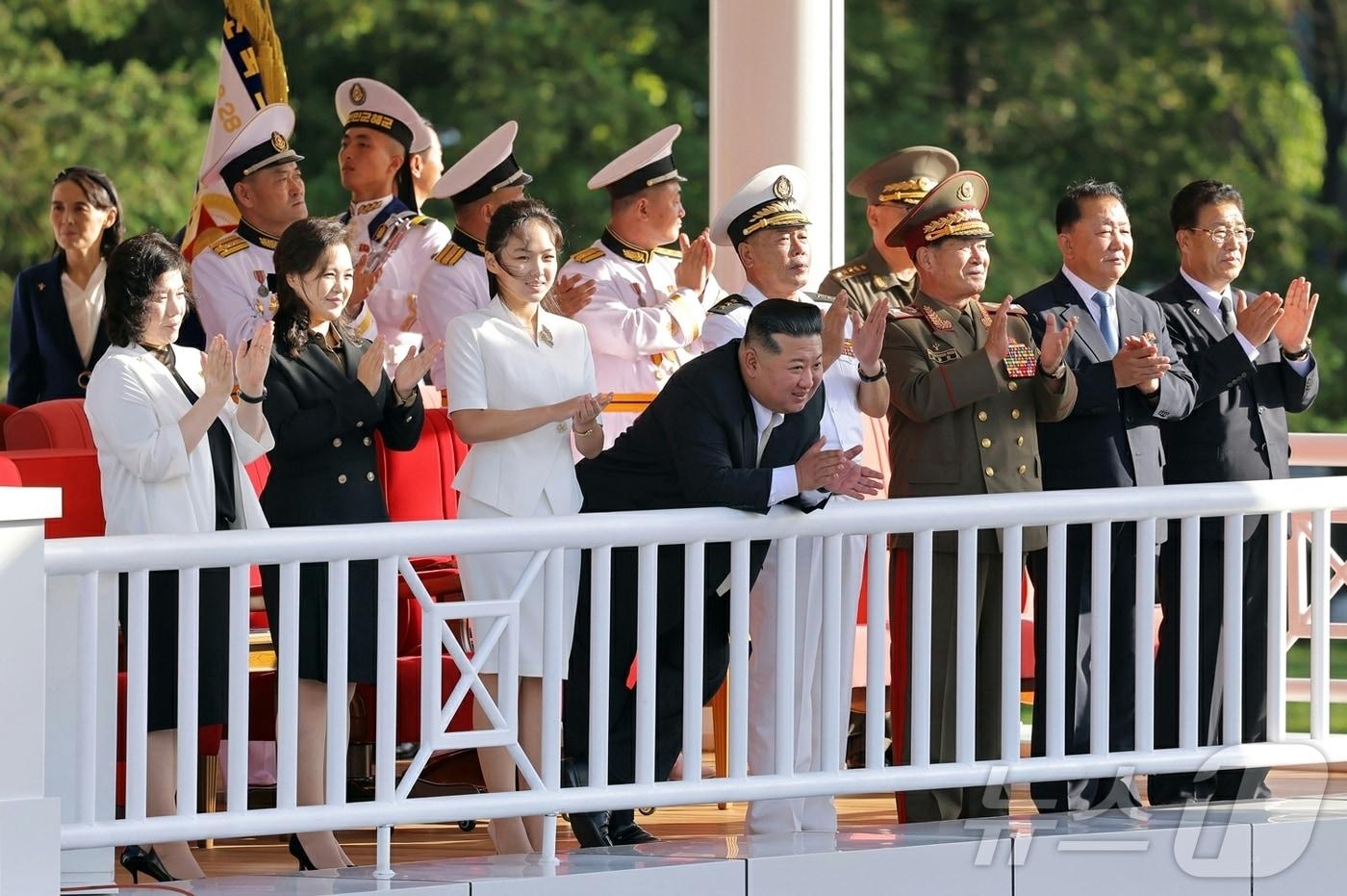 본문 이미지 - (평양 노동신문=뉴스1) = 5000톤급 신형 구축함 '강건'호의 취역식에 참석한 김정은 노동당 총비서와 딸 주애, 부인 리설주 여사. [국내에서만 사용가능. 재배포 금지. DB 금지. For Use Only in the Republic of Korea. Redistribution Prohibited] rodongphoto@news1.kr