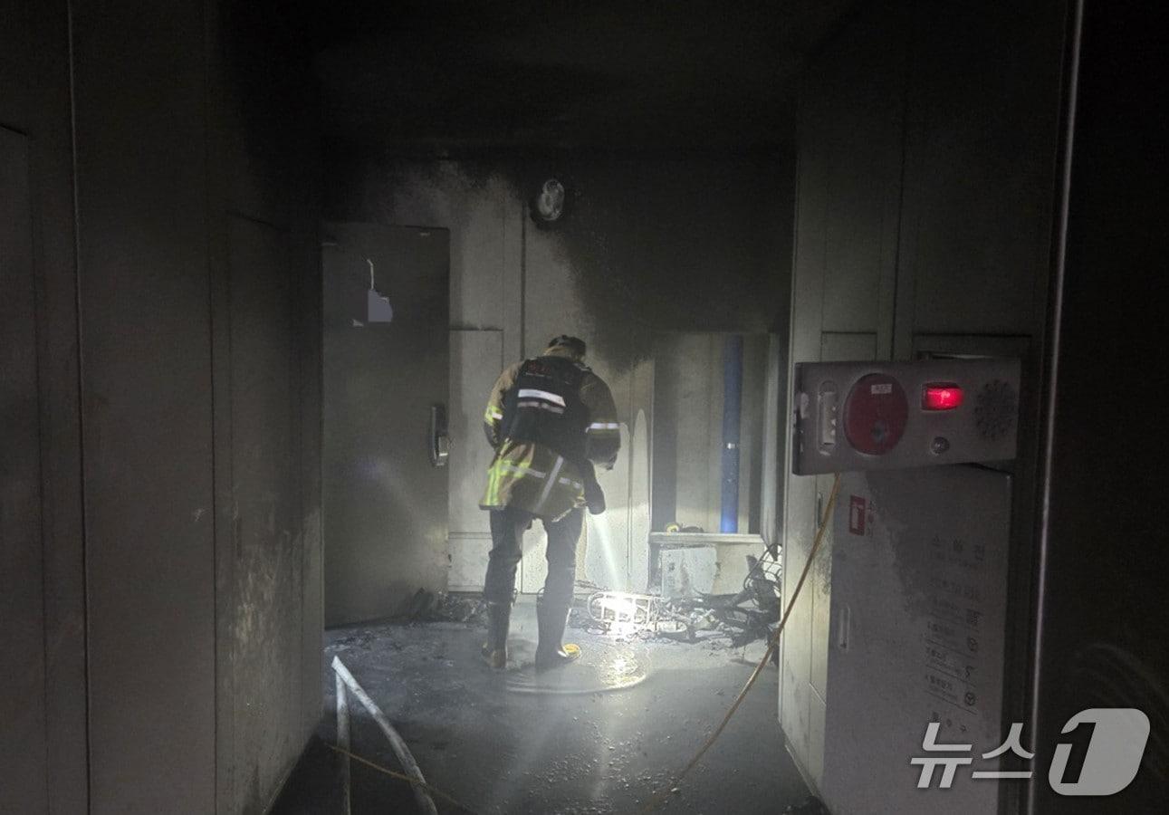 본문 이미지 - 6일 오전 8시 34분쯤 경주시 현곡면 하구리 한 아파트 복도에 세워놓은 전기자전거에서 불이 나 진화 대원들이 불을 끄고 안전조치를 하고 있다.(경북소방본부 제공. 재판매 및 DB 금지)2026.9.7/뉴스1