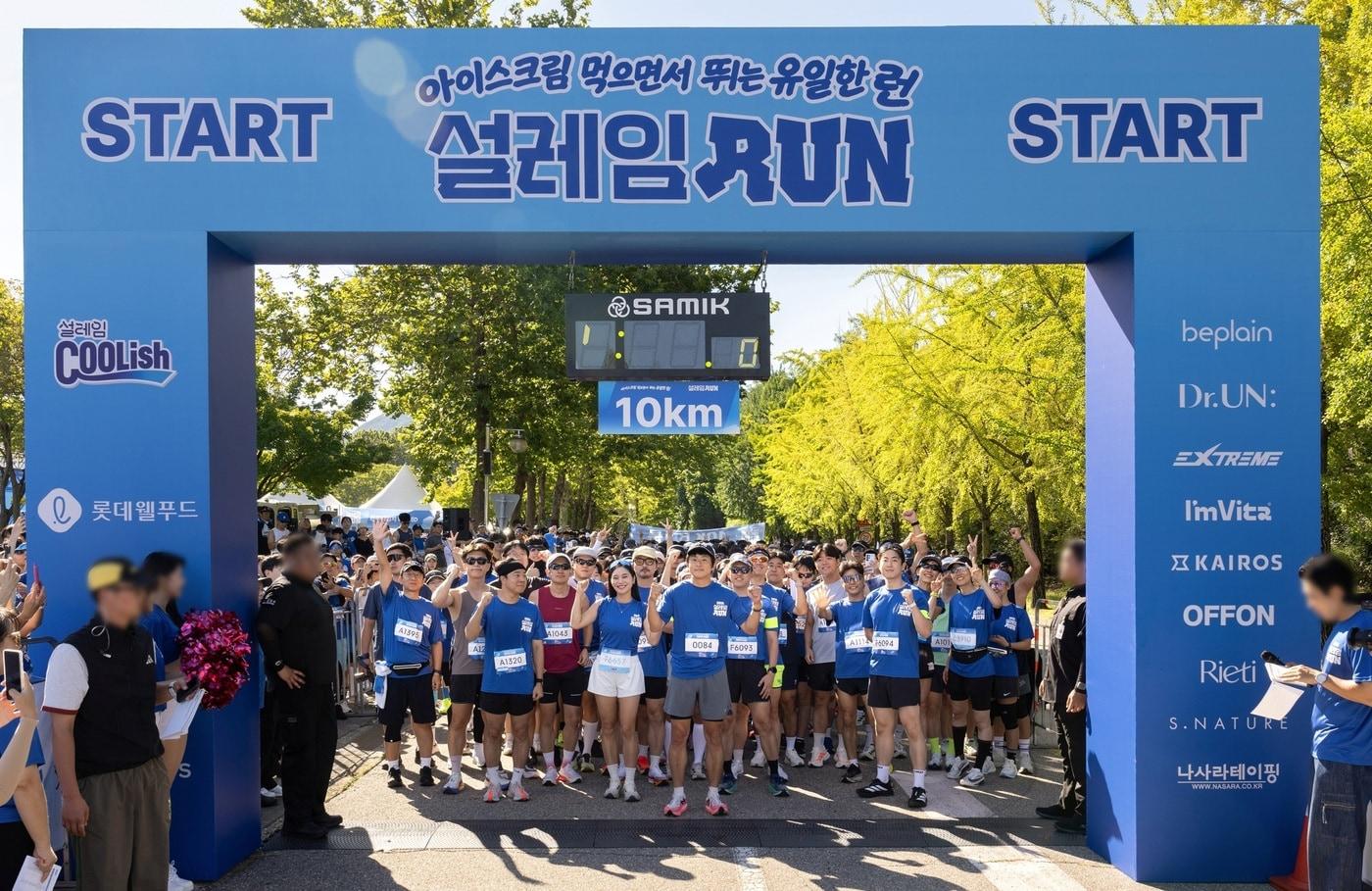 본문 이미지 - 롯데웰푸드 주최 2026 설레임런 행사에서 기안84가 참가자들과 함께 10km 레이스 출발을 앞두고 있는 모습.(롯데웰푸드 제공)