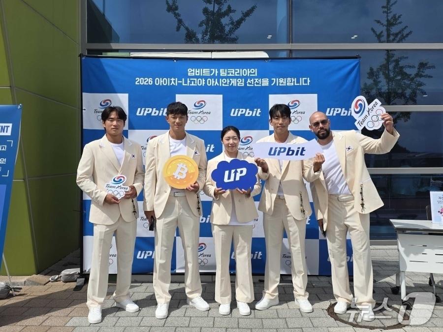 본문 이미지 - 지난 3일 진천 국가대표선수촌에서 열린 '2026 아이치·나고야 아시안게임 한국 선수단 결단식'에 참석한 카누 국가대표 선수들이 업비트 포토월 앞에서 기념촬영을 하고 있다. 업비트 제공.