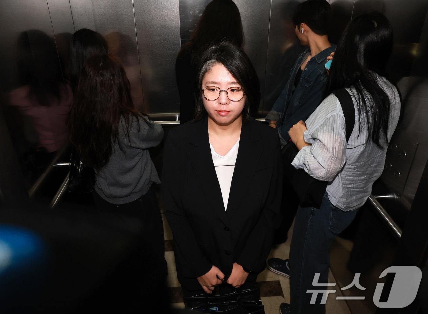본문 이미지 - 용혜인 성평등가족부 장관 후보자가 서울 서대문구 한국청소년활동진흥원에 마련된 인사청문회 준비 사무실로 출근하고 있다. 2026.9.7 ⓒ 뉴스1 이호윤 기자